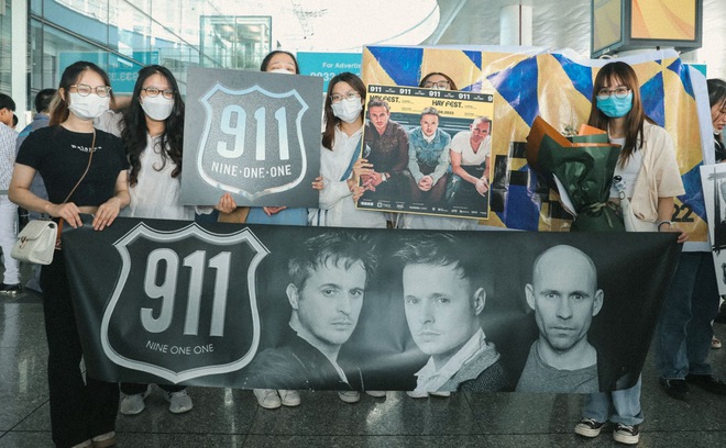 Nhóm nhạc A1, 911 và 2 thành viên Blue đổ bộ đến Việt Nam: Thân thiện giao lưu, chụp hình và ký tặng với người hâm mộ - Ảnh 24.
