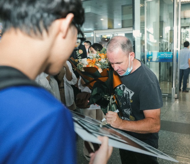 Nhóm nhạc A1, 911 và 2 thành viên Blue đổ bộ đến Việt Nam: Thân thiện giao lưu, chụp hình và ký tặng với người hâm mộ - Ảnh 31.