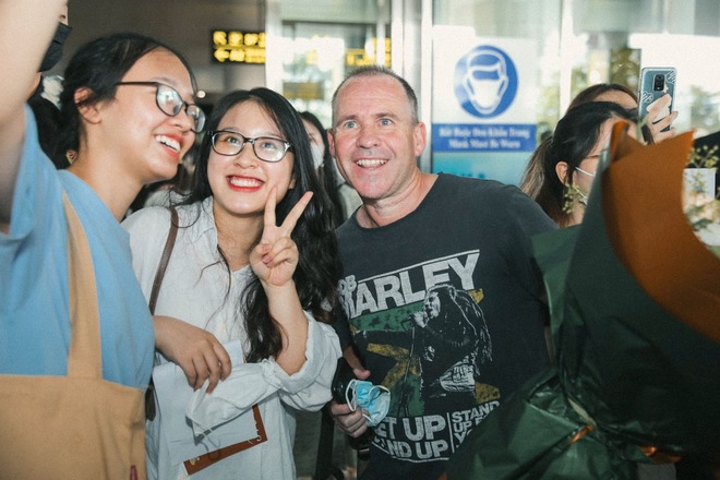 Nhóm nhạc A1, 911 và 2 thành viên Blue đổ bộ đến Việt Nam: Thân thiện giao lưu, chụp hình và ký tặng với người hâm mộ - Ảnh 35.