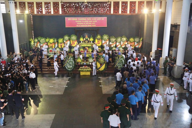 Tổ chức trọng thể lễ tang 3 liệt sĩ cảnh sát chữa cháy hy sinh: Dòng người lặng lẽ nối dài hướng về nhà tang lễ - Ảnh 35