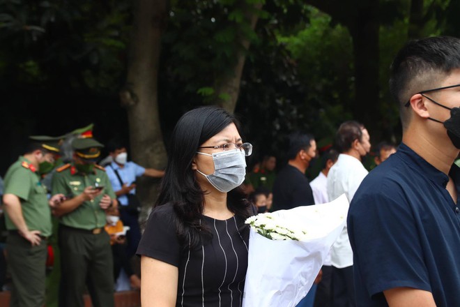 Tổ chức trọng thể lễ tang 3 liệt sĩ cảnh sát chữa cháy hy sinh: Dòng người lặng lẽ nối dài hướng về nhà tang lễ - Ảnh 46