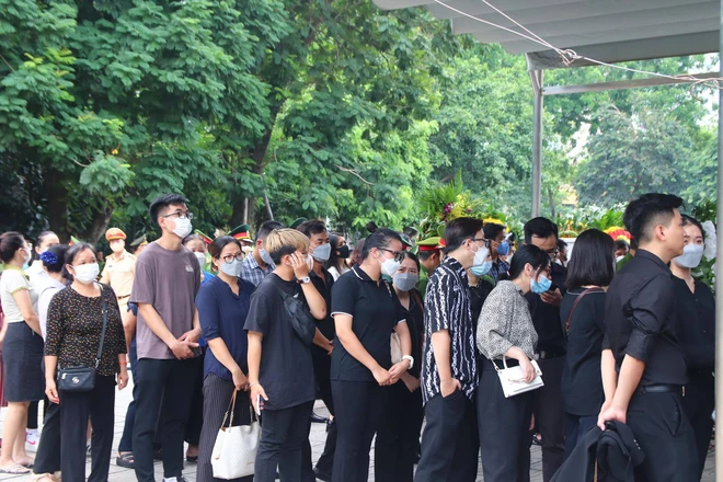 Tổ chức trọng thể lễ tang 3 liệt sĩ cảnh sát chữa cháy hy sinh: Dòng người lặng lẽ nối dài hướng về nhà tang lễ - Ảnh 44