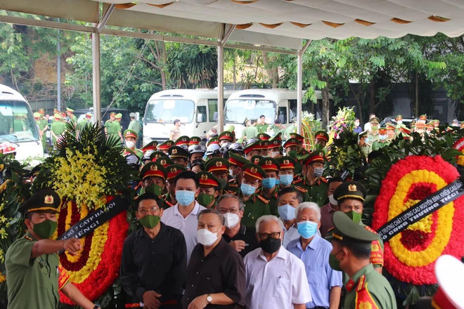 Tổ chức trọng thể lễ tang 3 liệt sĩ cảnh sát chữa cháy hy sinh: Dòng người lặng lẽ nối dài hướng về nhà tang lễ - Ảnh 42