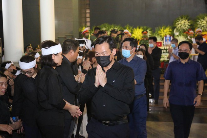 Tổ chức trọng thể lễ tang 3 liệt sĩ cảnh sát chữa cháy hy sinh: Dòng người lặng lẽ nối dài hướng về nhà tang lễ - Ảnh 29