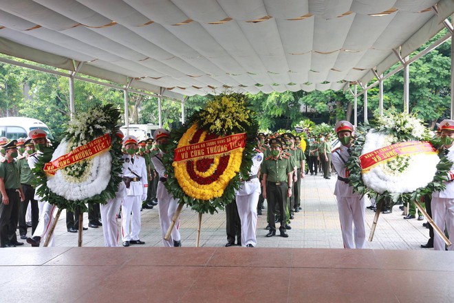 Tổ chức trọng thể lễ tang 3 liệt sĩ cảnh sát chữa cháy hy sinh: Dòng người lặng lẽ nối dài hướng về nhà tang lễ - Ảnh 10.