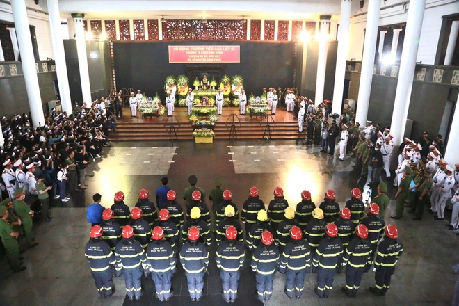 Tổ chức trọng thể lễ tang 3 liệt sĩ cảnh sát chữa cháy hy sinh: Dòng người lặng lẽ nối dài hướng về nhà tang lễ - Ảnh 16.