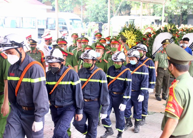 Tổ chức trọng thể lễ tang 3 liệt sĩ cảnh sát chữa cháy hy sinh: Dòng người lặng lẽ nối dài hướng về nhà tang lễ - Ảnh 26.