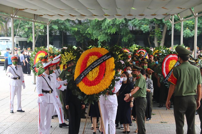Tổ chức trọng thể lễ tang 3 liệt sĩ cảnh sát chữa cháy hy sinh: Dòng người lặng lẽ nối dài hướng về nhà tang lễ - Ảnh 40