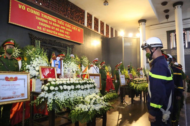 Tổ chức trọng thể lễ tang 3 liệt sĩ cảnh sát chữa cháy hy sinh: Dòng người lặng lẽ nối dài hướng về nhà tang lễ - Ảnh 19