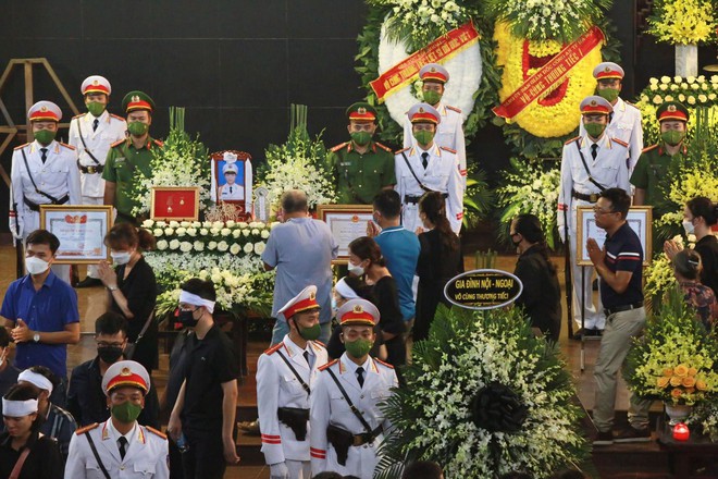 Tổ chức trọng thể lễ tang 3 liệt sĩ cảnh sát chữa cháy hy sinh: Dòng người lặng lẽ nối dài hướng về nhà tang lễ - Ảnh 37