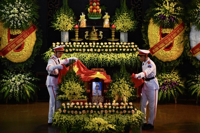 Tổ chức trọng thể lễ tang 3 liệt sĩ cảnh sát chữa cháy hy sinh: Dòng người lặng lẽ nối dài hướng về nhà tang lễ - Ảnh 4.