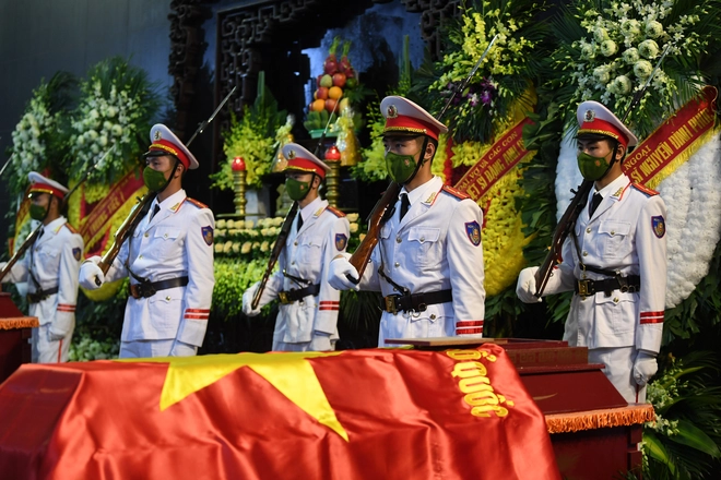 Tổ chức trọng thể lễ tang 3 liệt sĩ cảnh sát chữa cháy hy sinh: Dòng người lặng lẽ nối dài hướng về nhà tang lễ - Ảnh 5