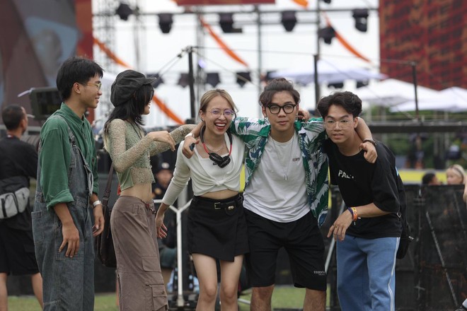 Toàn cảnh HAY Glamping Music Festival: 4 boyband huyền thoại quốc tế làm sống dậy cả thanh xuân, dàn sao Vpop cháy hết mình dưới màn mưa! - Ảnh 6.