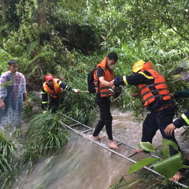 Giải cứu 23 học sinh bị mắc kẹt ở suối Tiên khi đi du lịch - Ảnh 2.