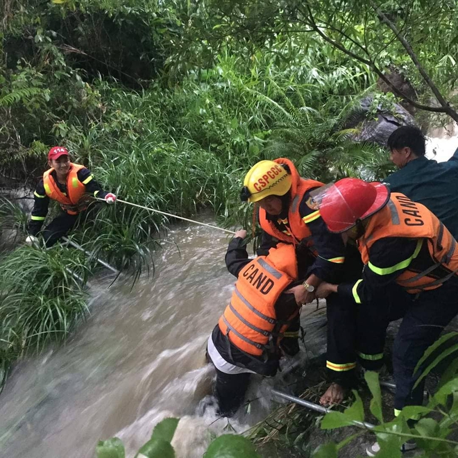 Giải cứu 23 học sinh bị mắc kẹt ở suối Tiên khi đi du lịch - Ảnh 1.