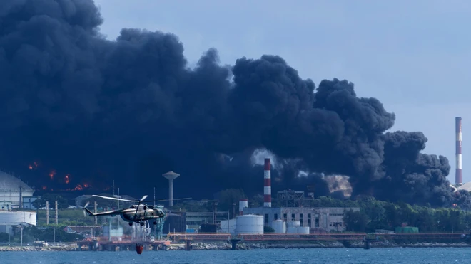 Clip: Toàn cảnh vụ cháy do sét đánh trúng bồn chứa dầu ở Cuba, ít nhất 121 người bị thương và 17 lính cứu hỏa mất tích - Ảnh 5.