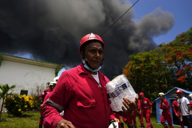 Clip: Toàn cảnh vụ cháy do sét đánh trúng bồn chứa dầu ở Cuba, ít nhất 121 người bị thương và 17 lính cứu hỏa mất tích - Ảnh 8.