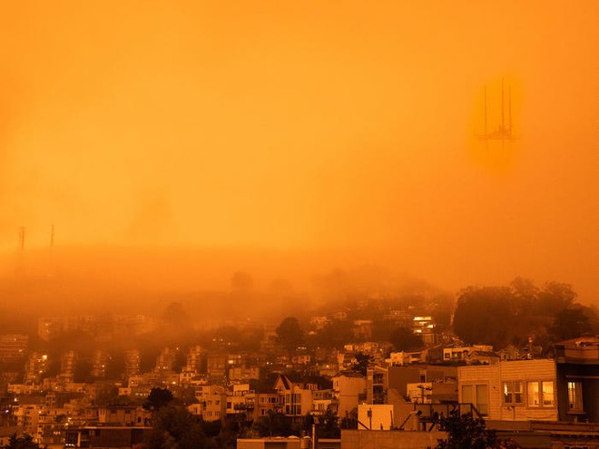 Những bức ảnh siêu thực khiến các nhà khoa học lo ngại biến đổi khí hậu đang thay đổi màu sắc bầu trời - Ảnh 6.