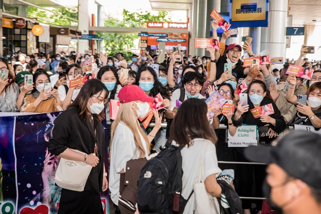 Hyoyeon (SNSD) đổ bộ sân bay Tân Sơn Nhất: Bịt kín mít vẫn nổi bần bật, hào hứng chào fan Việt sau 5 năm trở lại - Ảnh 2.