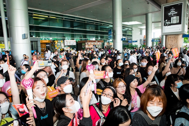 Hyoyeon (SNSD) đổ bộ sân bay Tân Sơn Nhất: Bịt kín mít vẫn nổi bần bật, hào hứng chào fan Việt sau 5 năm trở lại - Ảnh 6.