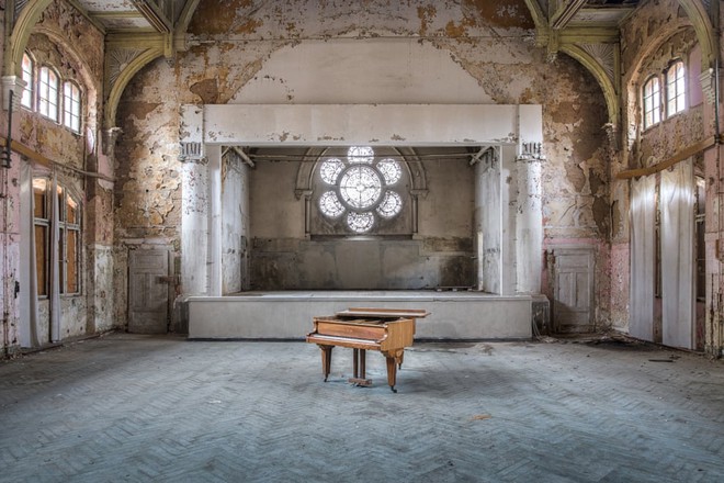 Dành hơn 10 năm đi tìm những chiếc đàn piano bị lãng quên, nhiếp ảnh gia thu được những bức ảnh nghệ thuật đẹp nao lòng - Ảnh 7.