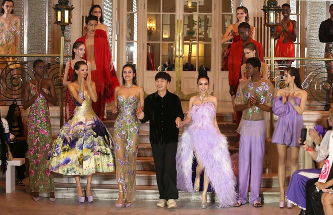 Hương Ly, Hoàng Dung sải bước tại sự kiện thời trang của NTK Trần Hùng thuộc London Fashion Week 2023 - Ảnh 1.