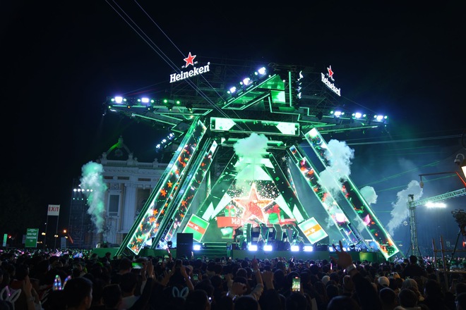 Một đêm bùng nổ tại đại tiệc Heineken Countdown Party 2023: Bộ 3 DJ &quot;bung&quot; loạt beat đỉnh cao, dàn sao Việt mở đầu năm mới ấn tượng - Ảnh 1.