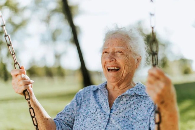 Thụy Điển nghiên cứu 1200 người trăm tuổi: Hầu hết người sống lâu đều có 3 đặc điểm này - Ảnh 1.