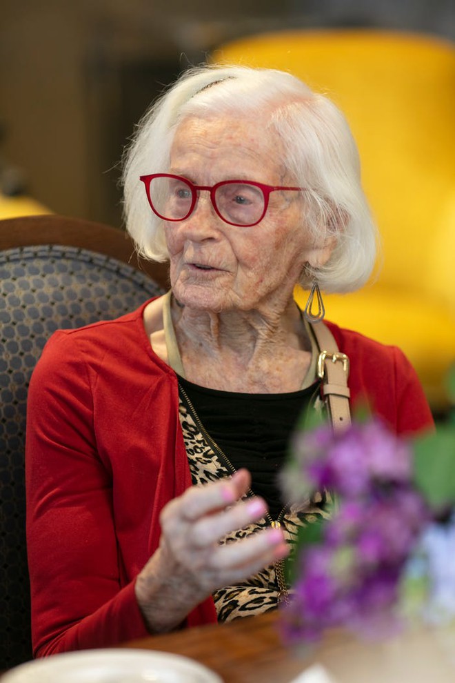 4 bí quyết sống thọ của cụ bà 102 tuổi, ở tuổi 86 vẫn chơi golf như &quot;dân chuyên&quot; - Ảnh 1.