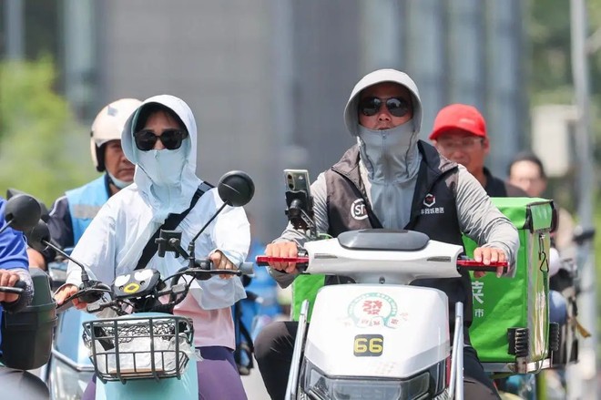 Chùm ảnh: Nắng nóng &quot;càn quét&quot; Trung Quốc chạm cảnh báo đỏ, người dân chật vật đối phó với nhiệt độ vượt kỷ lục - Ảnh 9.