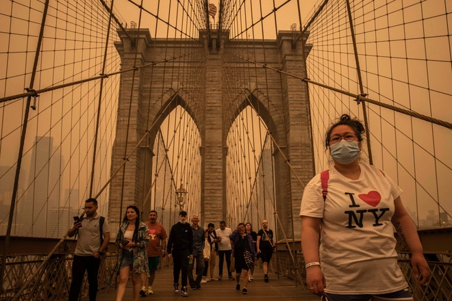 Sốc với loạt ảnh hiện tại ở New York hoa lệ: Khói cam ô nhiễm dày đặc bao trùm toàn thành phố, tạo nên khung cảnh hậu tận thế đáng báo động - Ảnh 3.