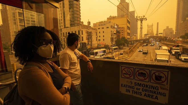 Sốc với loạt ảnh hiện tại ở New York hoa lệ: Khói cam ô nhiễm dày đặc bao trùm toàn thành phố, tạo nên khung cảnh hậu tận thế đáng báo động - Ảnh 7.