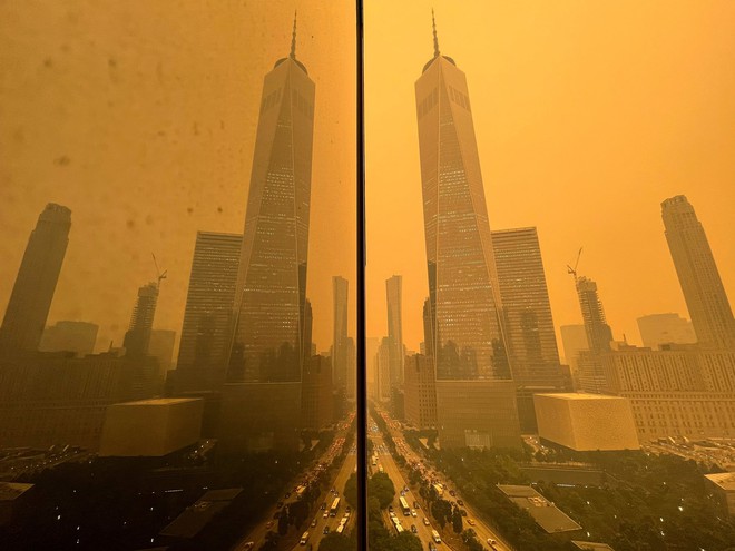 Sốc với loạt ảnh hiện tại ở New York hoa lệ: Khói cam ô nhiễm dày đặc bao trùm toàn thành phố, tạo nên khung cảnh hậu tận thế đáng báo động - Ảnh 1.