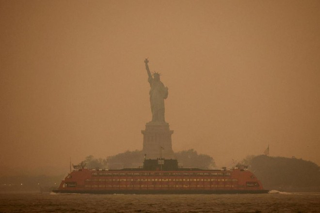 Sốc với loạt ảnh hiện tại ở New York hoa lệ: Khói cam ô nhiễm dày đặc bao trùm toàn thành phố, tạo nên khung cảnh hậu tận thế đáng báo động - Ảnh 4.