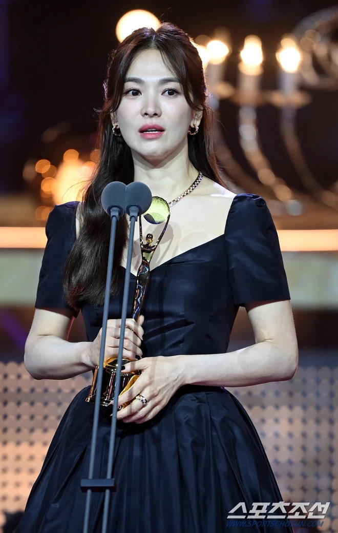 Song Hye Kyo bật khóc nghẹn ngào khi thắng Daesang ở Rồng Xanh 2023 - Ảnh 1.