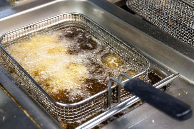Cholesterol xấu bùng nổ không chỉ bởi ăn nhiều thịt, hàng loạt món ăn yêu thích của giới trẻ cũng nằm trong danh sách - Ảnh 2.